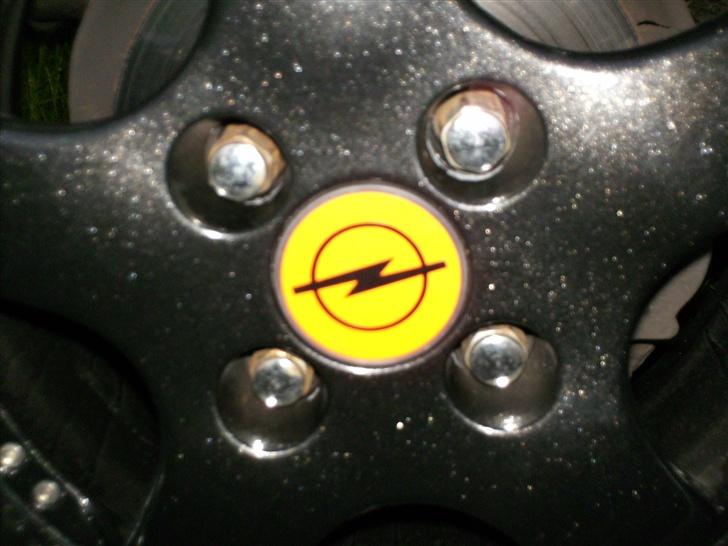 Opel kadett c limo - cneterkapslen tæt på, det ser noget bedre ud end der ikke sidder noget billede 15