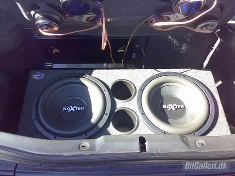 Mazda 323F * Skrottet * - Bagagerummet med basskassen, og de 2 forstærkere. billede 3