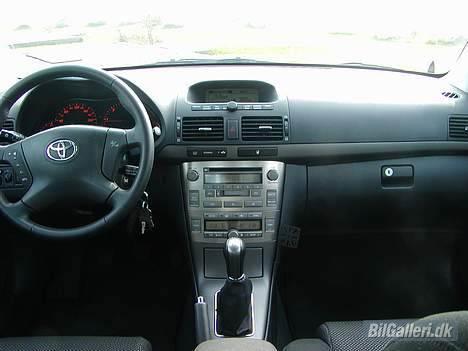 Toyota Avensis 2.0 D-4D (solgt) - 7´´ wide farveskærm skal indbygges i det originale instrumentbord - skal bare lige finde en måde hvor det også kommer til at se pænt ud billede 4