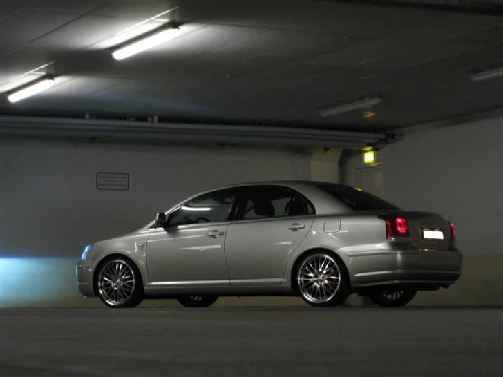 Toyota Avensis 2.0 D-4D (solgt) - Dioder i positionslyset billede 6