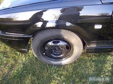 VW polo coupe gt !solgt! - Sorte stål fælge det passer godt til, men der kommer alu fælge.  :D billede 10