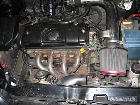Citroën Saxo vts *SOLGT* - Ikke det kønneste motorrum, men det virker! Hehe billede 11