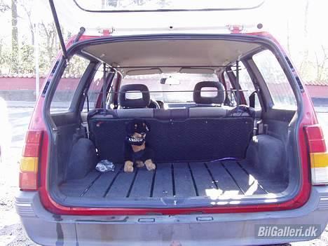 Opel Kadett E Caravan1.6 solgt - her er vovserummet så med en lille model af fars bamse billede 8