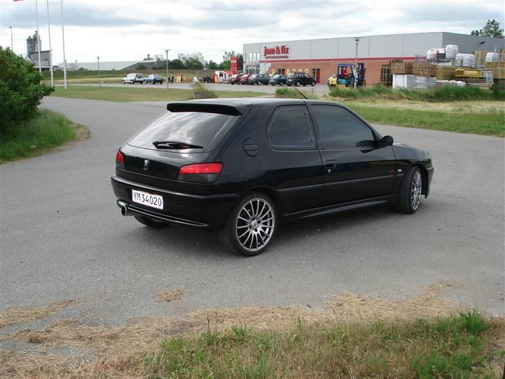 Peugeot 306 gti [SOLGT] - Dejligt med de sorte ruder ;b billede 2