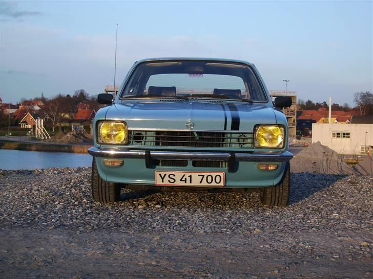 Opel Kadett C "Filmstjernen" - Ligepå og hårdt, med dens 30 års fødselsdagsgave i form af 70´er race striber og gule forlygte pære. billede 5