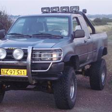 Toyota Hilux 4x4 2,4td Solgt