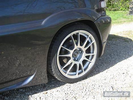 Citroën Saxo VTS 16V - Skærmforøgeren i cleanlook lagt sammen med sideskørtet. billede 6