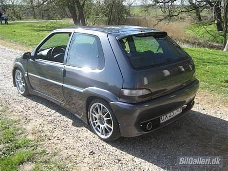 Citroën Saxo VTS 16V - Nr. pladen er oplyst af de obligatoriske hvide dioder. billede 8