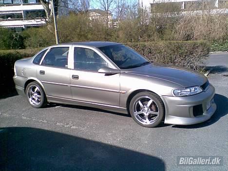 Opel Vectra B Sedan GL *Solgt* - Den lak kan bare ikke bestemme sig for hvilken farve den er i solskin :D billede 2