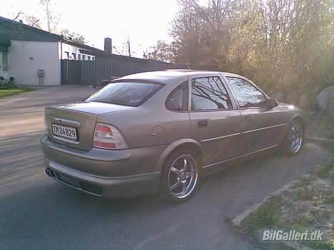 Opel Vectra B Sedan GL *Solgt* - Det spiller bare med de baglygter billede 3