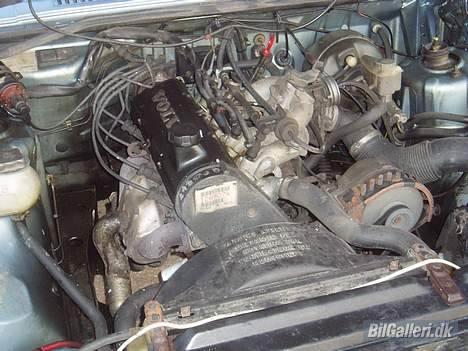 Volvo 740 GL "soldt" - Ja i en rigtig volvo står motoren på skrå, for så står den lige når man køre i plovfugen billede 11