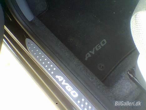 Toyota Aygo Plus - Billede af trinliste, og måtter, begge med aygo mærket... man skal jo ikke være i tvivl om hvad man sætter sig ind i billede 2