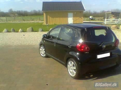 Toyota Aygo Plus - fra siden... med fælge og helt nyvasket billede 3
