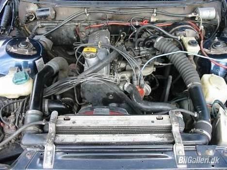 Volvo 240 "Skrot" - Motorrum før ombygning til Weber billede 11