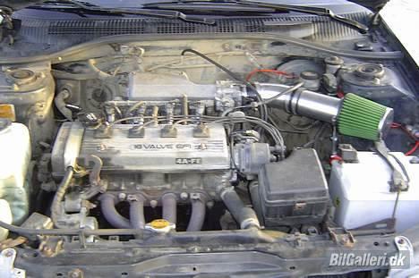 Toyota Carina E *SOLGT* - Motoren, ikk lige det pænest motorrum, men nu har jeg oss fået ny højtryksrenser, så jeg skal bare igang ;) billede 7