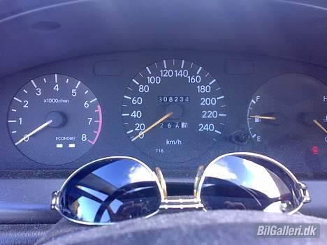 Toyota Carina E *SOLGT* - ja nålen har været på de 200 km/h billede 3