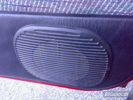 Toyota Carina E *SOLGT* - inden bag er gemt en 51/4" bas/mellem tone fra JBL billede 6