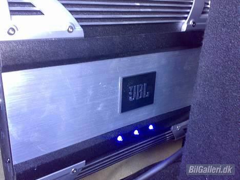 Toyota Carina E *SOLGT* - min JBL forstærker til bassen billede 8
