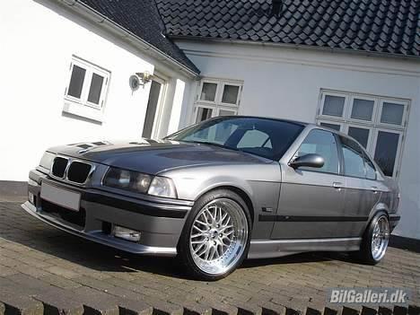 BMW 320i billede 2