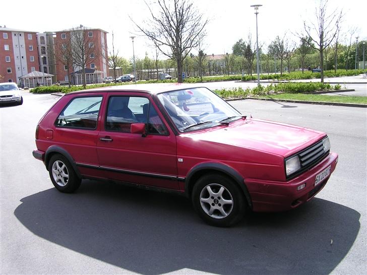 VW Golf (SOLGT!) - Så blev bilen poleret op. Og så kom de fartstriber af! Men mangler nogen fælge! billede 1