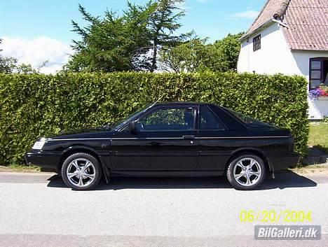 Nissan Sunny Coupé - Da jeg købte bilen for få uger siden sad der alm stålfælge på, men så fik jeg et godt tilbud på et par rigtig fede Alutec fælge der er lidt mørke i det chrom/sølv hedder det vist passer bare godt til bilen! billede 1