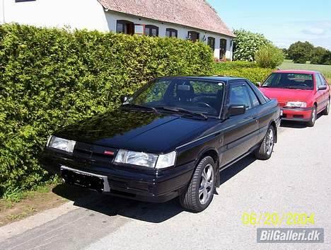 Nissan Sunny Coupé - Eneste sted hvor der står Nissan er det lille skilt foran, som jeg lige malede op med lidt rød lak maling...:-) billede 2