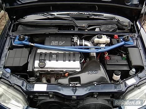 Peugeot 106 GTi "Raceren" - Det forholdsvis anonyme motorrum, som dog gemmer på lidt power ;) billede 2