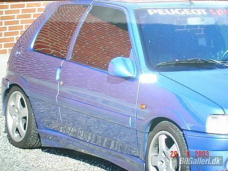 Peugeot 106 XSi     R.I.P. - Lav.. Ja tak.. Bunden på bilen er så lavere end skørtet der på midten.. Stille og rolig billede 6