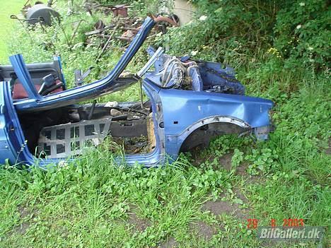 Peugeot 106 XSi     R.I.P. - Snøft... Sådan ser min kære lille bil ud nu... snøft.. Alt hvad der kunne bruges på bilen blev skruet/skåret af og brugt tilat bygge en nu gejler bil til min kammerat. Derfor ser den sådan ud har desværre ingen billeder efter overfaldet.. billede 9