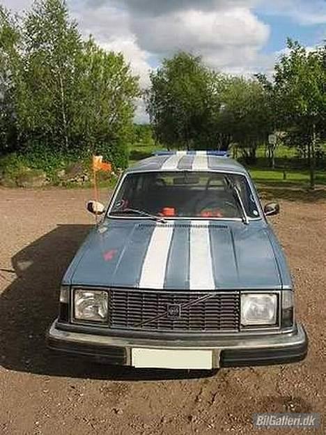 Volvo 245  - Viperstriper, jeg fik revet mit højre bakspejl på en tur, så det er kun tapet fast billede 2