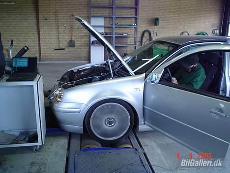 VW Golf IV - Her er Golfeline så på rullefelt ved mirakelmagerne i nordjylland RH Motorsport billede 2