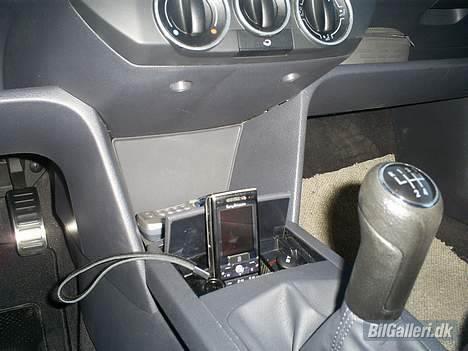 VW Polo 9n3 - sony ericsson stik indbygget i bunden af askebæger, som går ind på headunit. Nice.:P billede 10