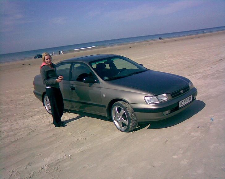 Toyota Carina E 2,0 GLI *SOLGT* - 2 piger på stranden, Louise og Carina. billede 13