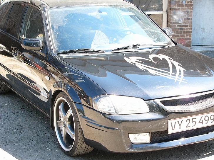 Mazda 323F billede 1