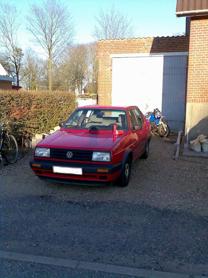 VW Jetta  SOLGT - Så er den lige ved at blive poleret inden den ska ud til mekanikeren og få sat tåge lygter i billede 4