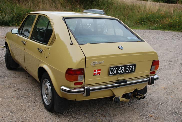 Alfa Romeo Alfasud N - Her et ordentligt billede af hende bagfra. Den er da flot, hva’?? Her kan den kække udstødning og anhængertrækket beundres. billede 11