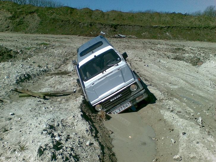 Suzuki SJ 413 High roof (SOLGT) - Det var sgu dybere end det så ud til, så der måtte tilkaldes assistance :o) billede 20