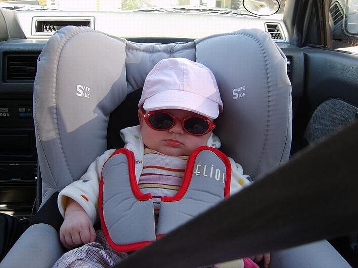 Nissan Sunny (Solgt) - Det er min nye co-pilot... Min datter malou på lidt over 3 måneder... Vi køre den cool´ste stil med cap og solbriller... billede 20