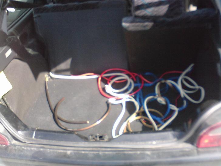 Citroën Saxo vts - Så blev der trukket kabler. Fik os lavet ny bund og lidt :) billede 7