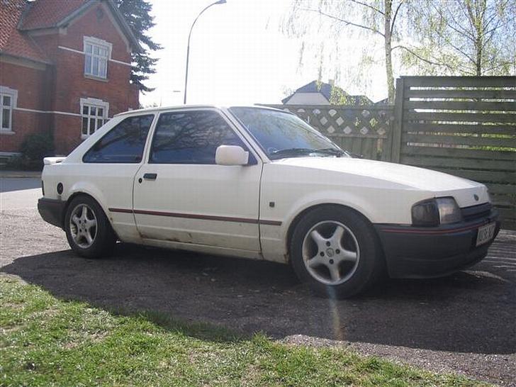 Ford Escort 1,6 (solgt) billede 1