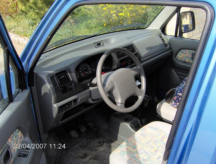 Suzuki Wagon R+ *SOLGT* - Plads er der , men selen "glider" ned fra min skulder :-S så virker nok ikke optimalt... Drengen er glad for højden , han har det store overblik... billede 4