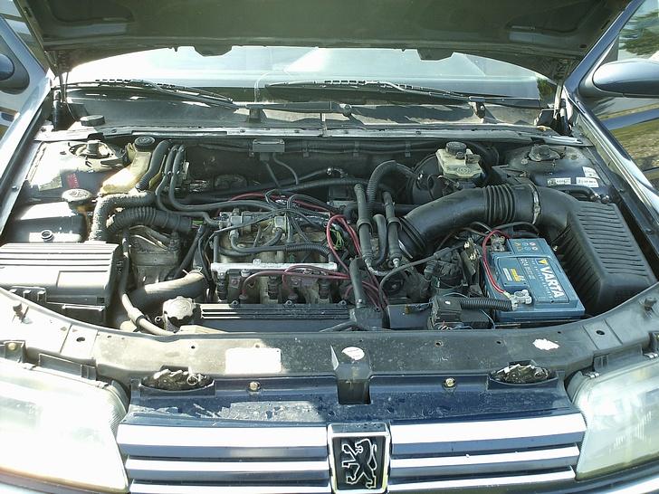 Peugeot 605 sr 3.0v6 Solgt - v6 motor :-) Opdatering. Er ved at få lavet en aluminum´s plade poleret til toppen af motorum. billede 2