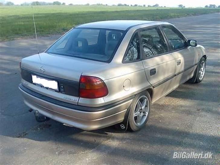 Opel Astra f Sedan (Slogt) billede 2