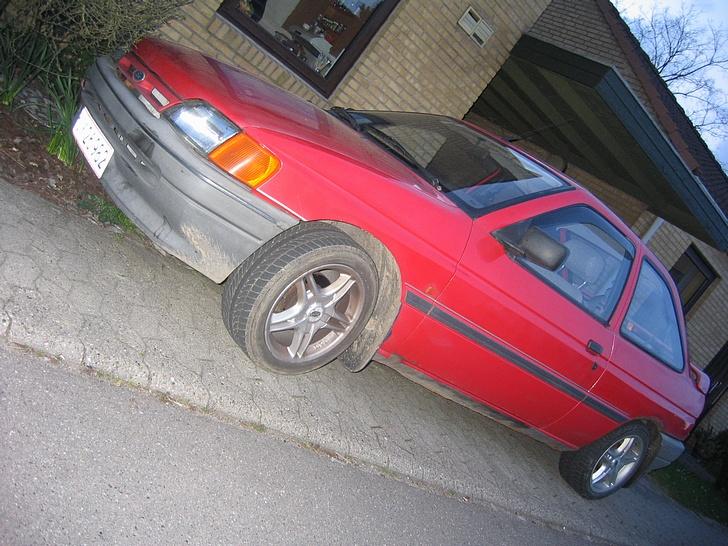 Ford escort 1.6(solgt)lortebil - der er den lige kommet hjem, fra kbh hvor den blev købt:) bemærk at den er beskidt! billede 1