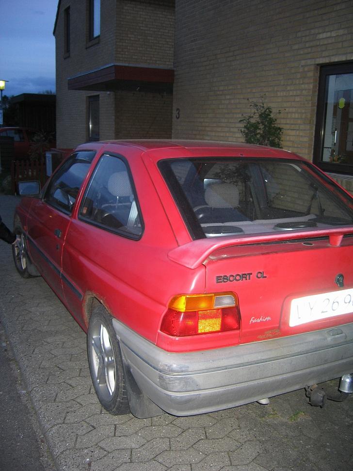 Ford escort 1.6(solgt)lortebil - der er den lige kommet hjem, fra kbh hvor den blev købt:) bemærk at den er beskidt! billede 2