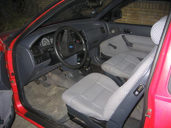Ford escort 1.6(solgt)lortebil - der er den lige kommet hjem, fra kbh hvor den blev købt:) bemærk at den er beskidt! billede 4