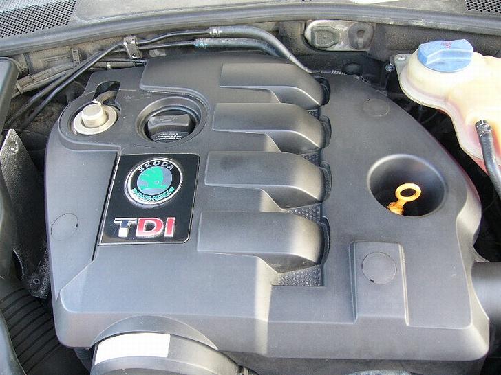 Skoda Superb (KongeSkoda) [SOLGT] - Øhh. ja.... der er en motor under det der plastic.... tror jeg... ;-) billede 17