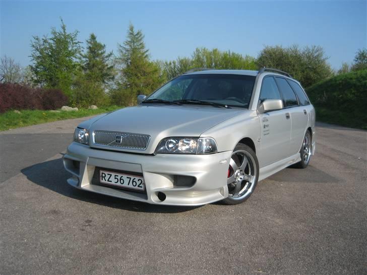 Volvo V40 CarZone "Solgt" - Her ses tågelygterne som ellers er skjult bag nettet billede 3