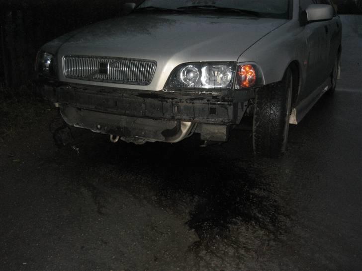 Volvo V40 CarZone "Solgt" - Smadret bundkar, knust frontskørte og ødelagt udstødning pga en sten midt på vejen billede 7