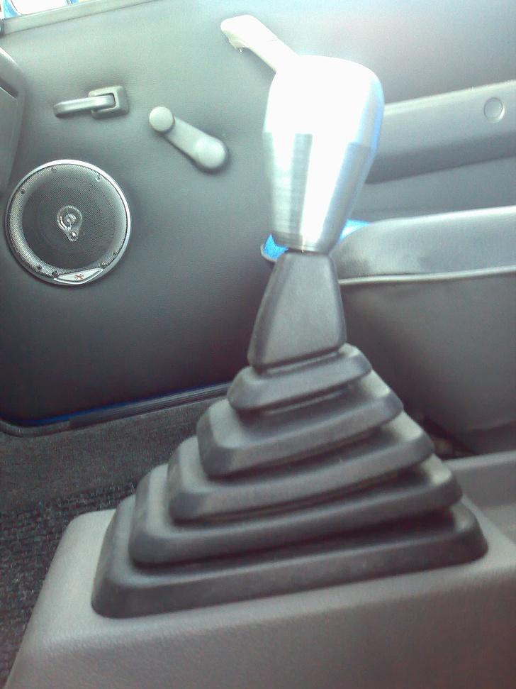 Nissan Micra K10 - Død - Den forkortede gearstang, og den nye hjemmedrejede knop i alu. billede 13